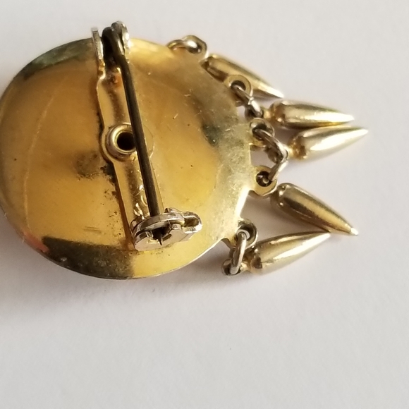 Vintage Karu brooch pin faux cameo gold tone Victorian revival style spike - Picture 4 of 12